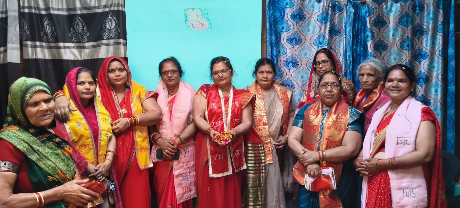 Hathras News: भाजपा महिला मोर्चा ने धूमधाम से किया होली मिलन का आयोजन