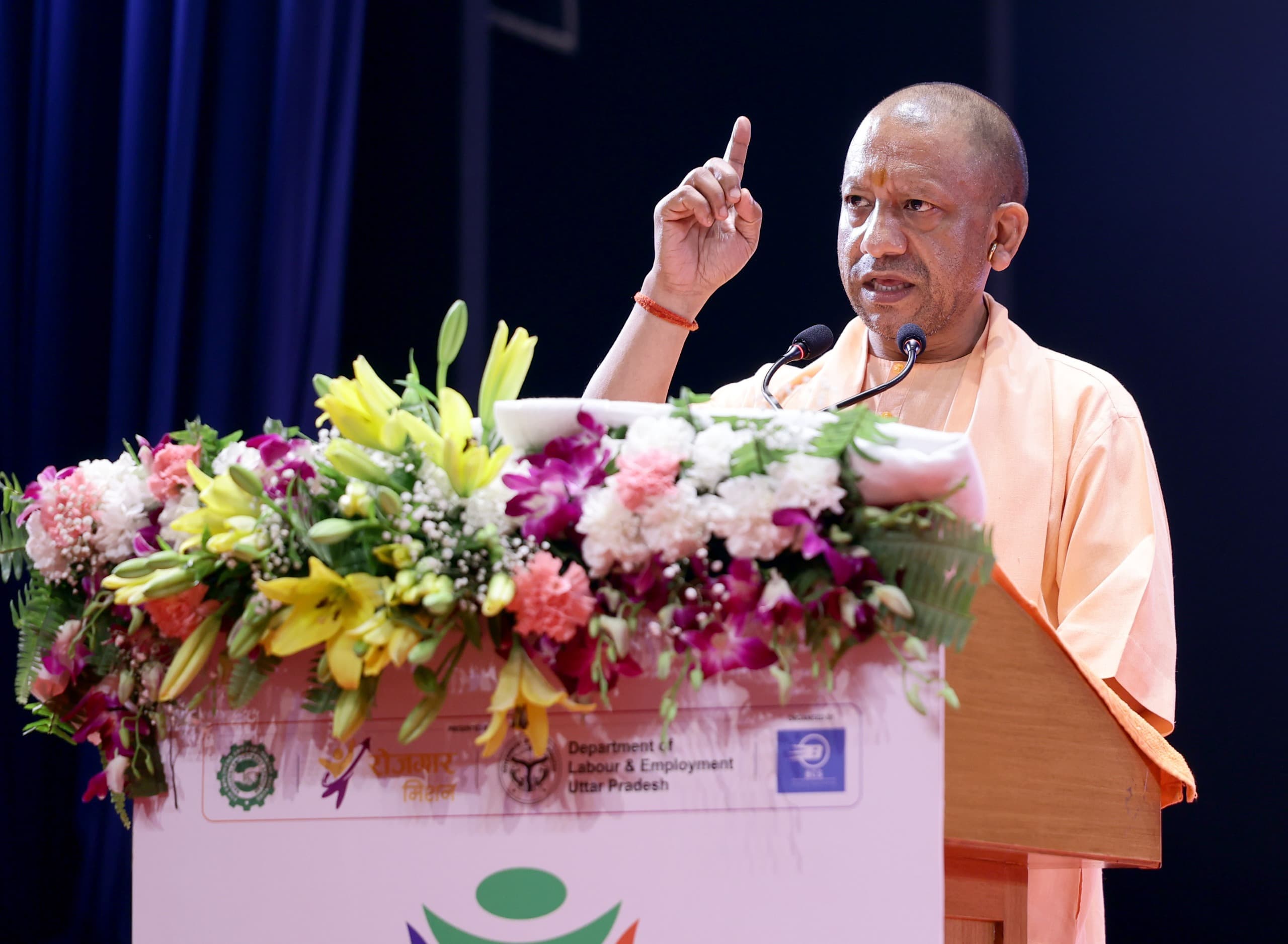 Lucknow News: महिला दिवस पर सीएम योगी का तोहफा, 3 लाख से अधिक आंगनबाड़ी कार्यकत्रियों को आयुष्मान कार्ड का सुरक्षा कवच