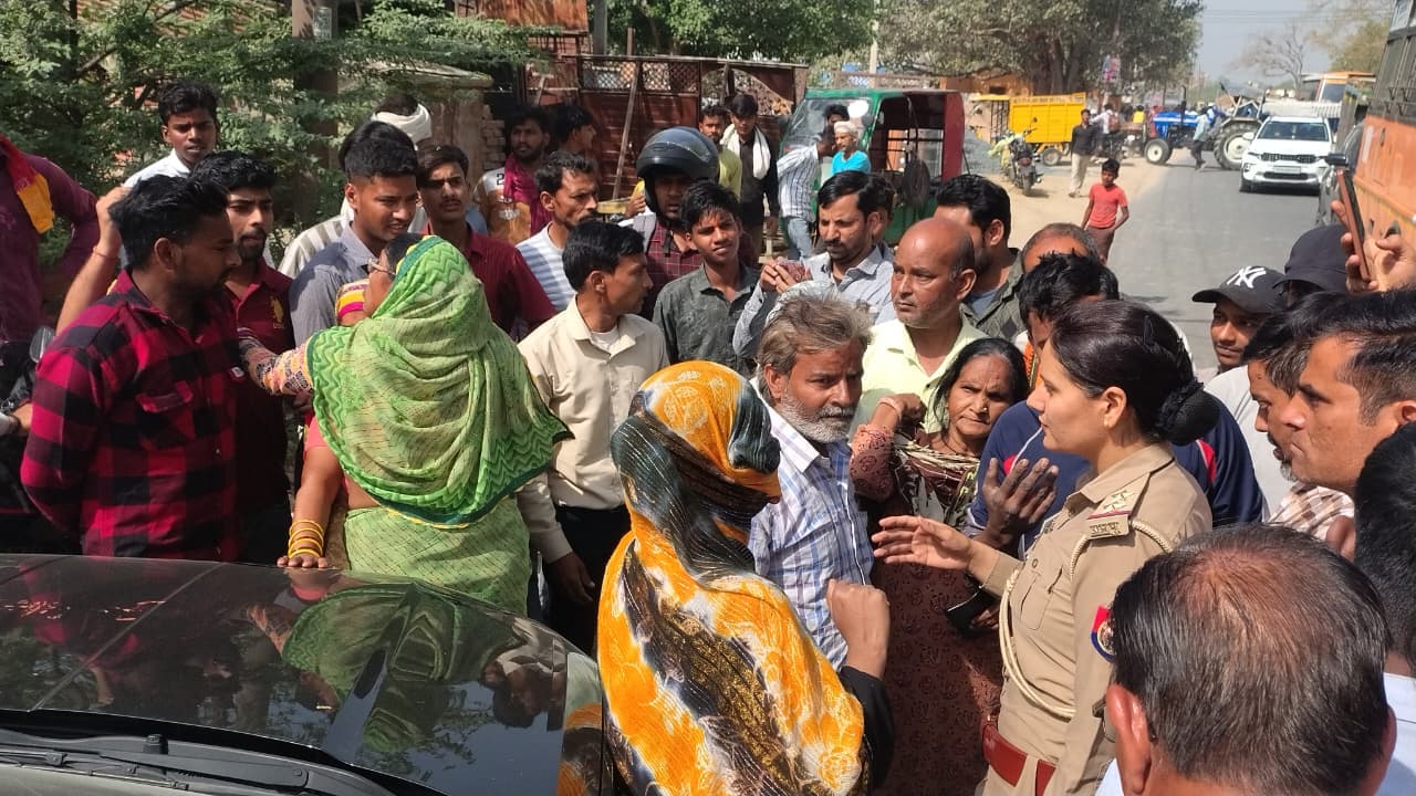 Mainpuri News: गैस सिलेंडर न मिलने पर महिलाओं ने सड़क पर बैठ लगाया जाम