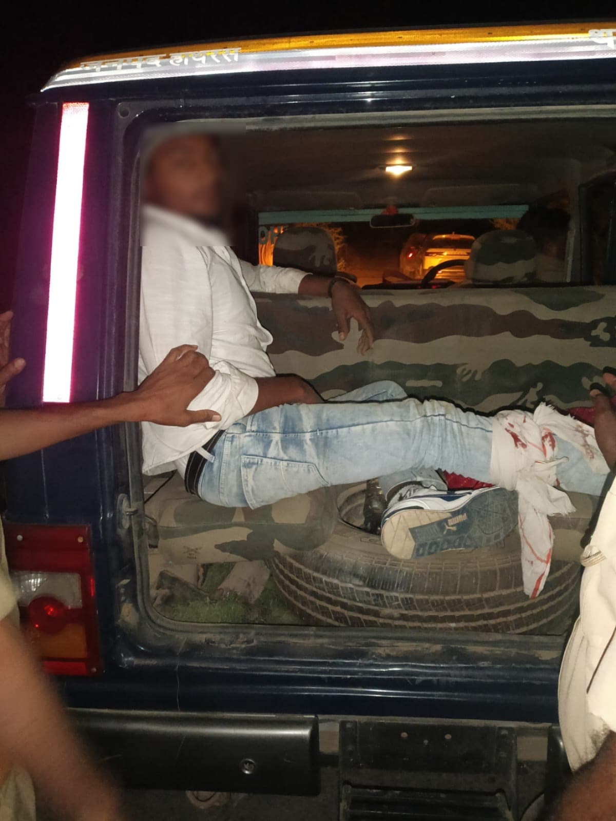 Hathras News: पुलिस और बदमाश में हुई मुठभेड़, बदमाश फारुख घायल, लूटी रकम व अवैध तमंचा बरामद