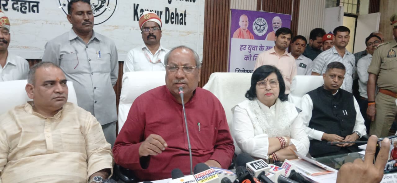 Kanpur Dehat: प्रभारी मंत्री ने विकास कार्यों व कानून व्यवस्था की समीक्षा की