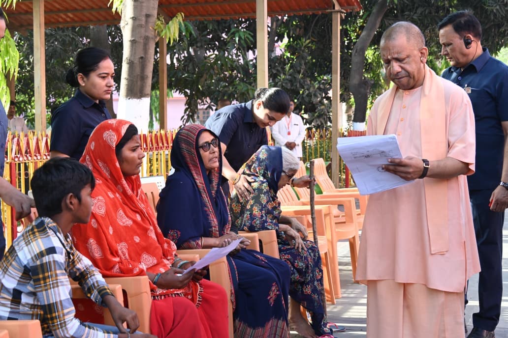 Gorakhpur News: जरूरतमंद को आवास और बीमार के इलाज की होगी व्यवस्था: मुख्यमंत्री