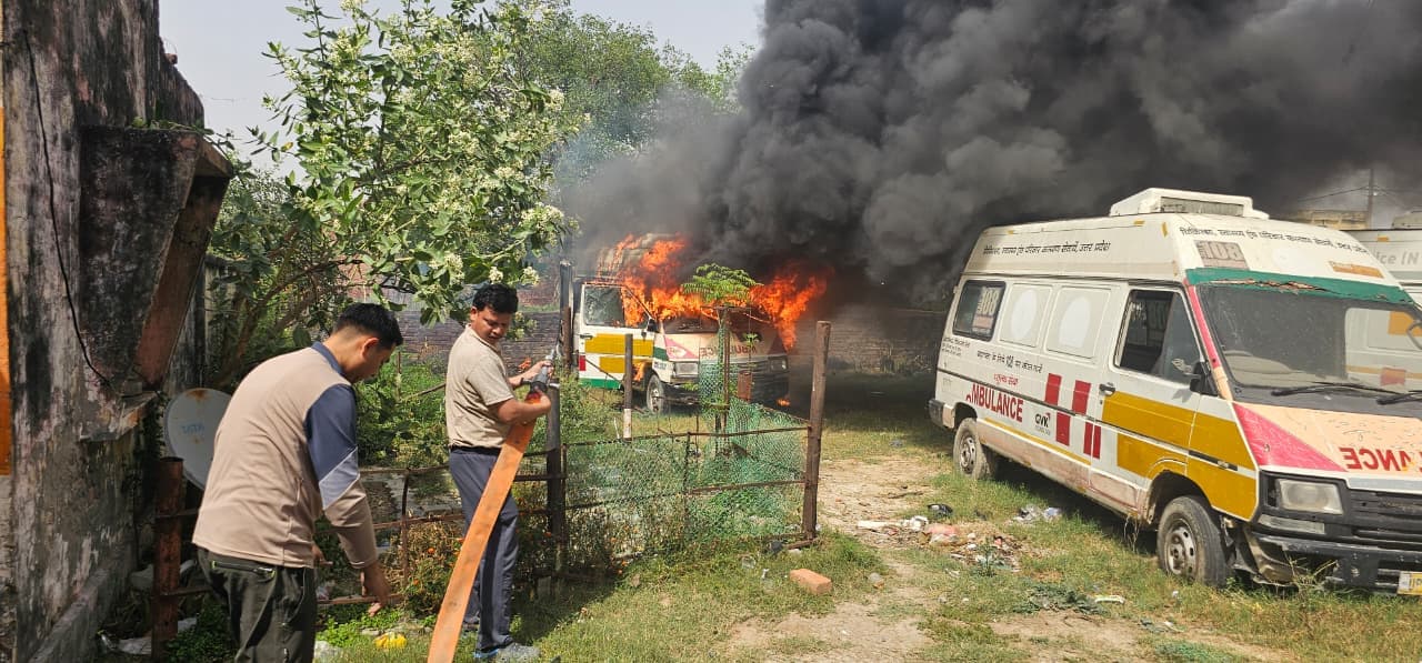 Mainpuri News: सीएचसी पर खड़ी एम्बुलेंस में लगी आग जलकर खाक, फायर ब्रिगेड कर्मियों ने बुझाई आग