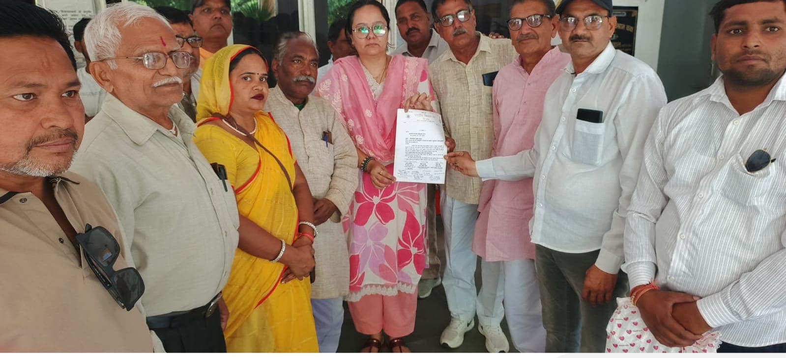 Hathras News: आंधी-बारिश से फसलें तबाह, मुआवजे की मांग को लेकर किसानों का प्रदर्शन