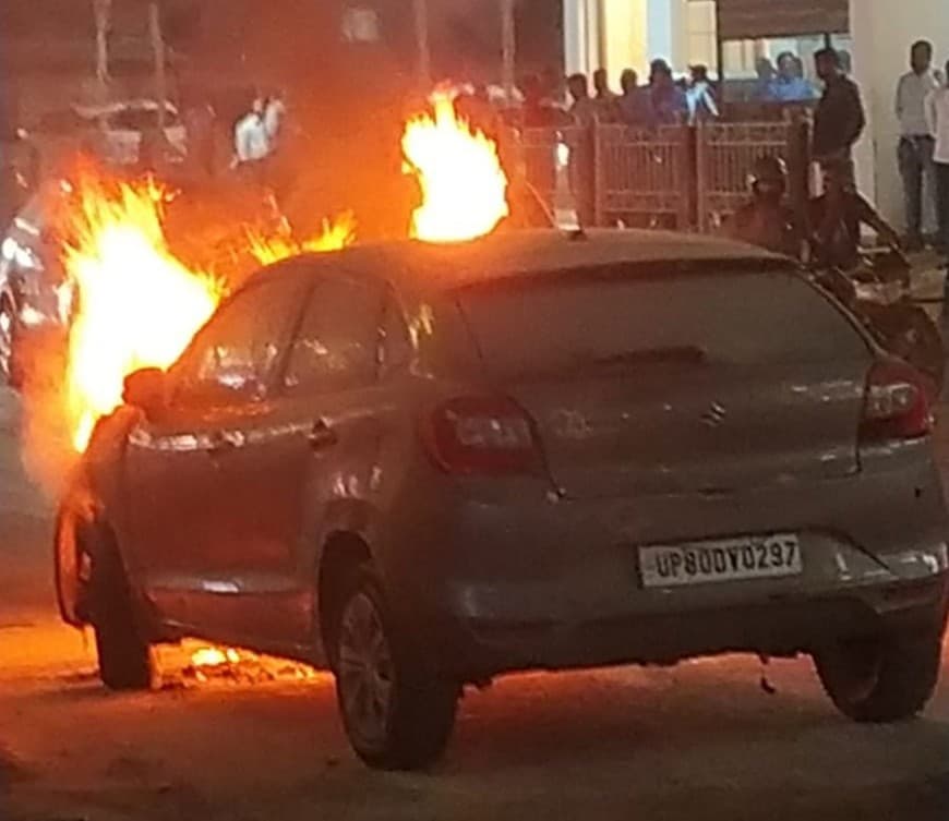 Agra News: चलती कार में आग लगने से चर्च रोड पर अफरा-तफरी, फायर ब्रिगेड ने पाया काबू