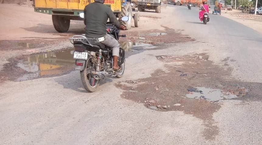 Mainpuri News: जीटी रोड पर गहरे गढड़े दे रहे हादसे को आमंत्रण