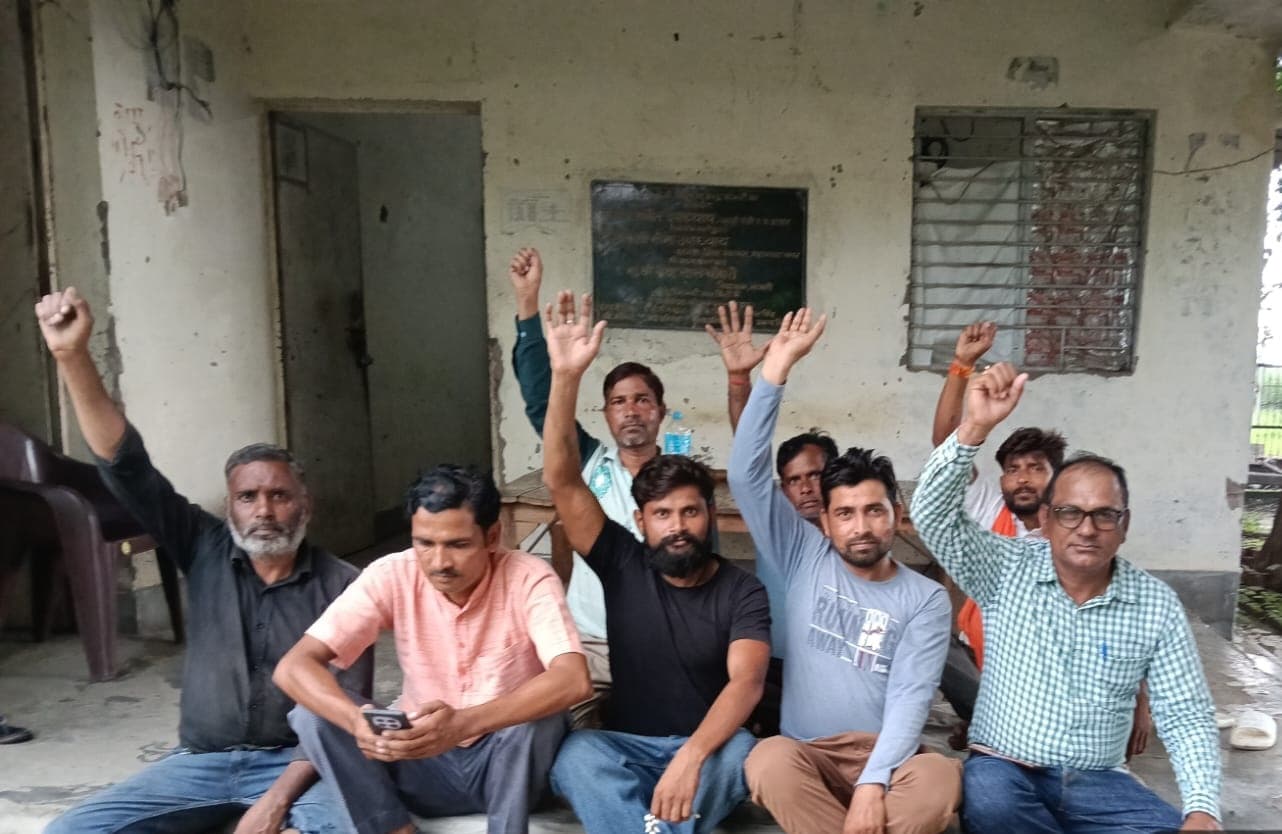 Hathras News: सासनी में पांचवे दिन बिजली संविदा कर्मियों का धरना-प्रदर्शन जारी