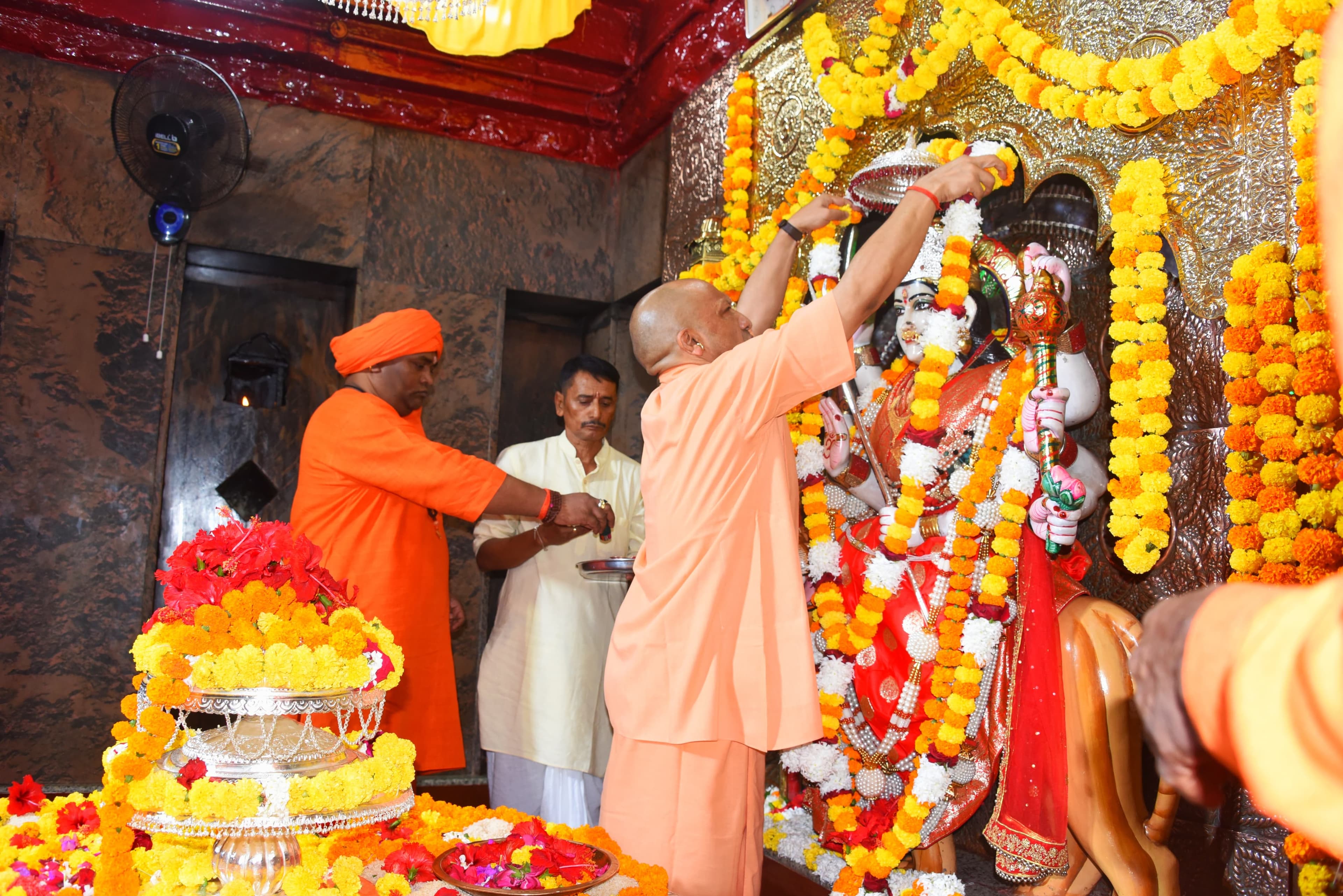 Balrampur News: शारदीय नवरात्रि के प्रथम दिन मुख्यमंत्री ने किए मां पाटेश्वरी के दर्शन