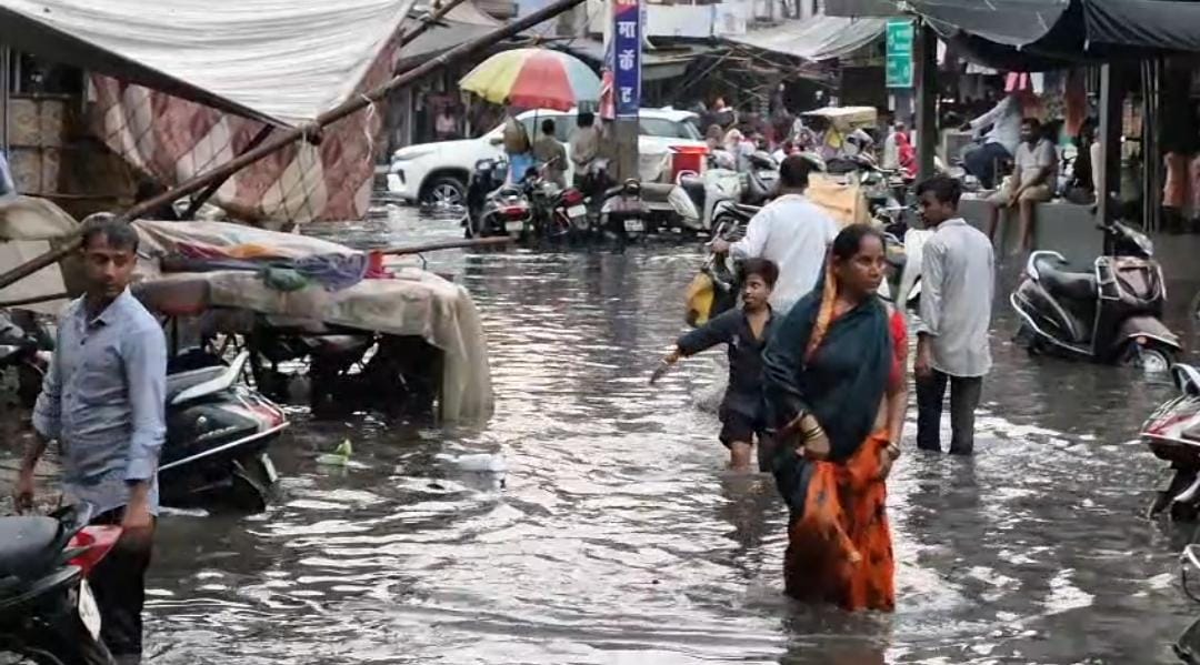 Agra ताज नगरी की सड़कों पर बहा नालों का पानी, 15 मिनट की बारिश ने खोल दी नगर निगम और जनप्रतिनिधियों की पोल