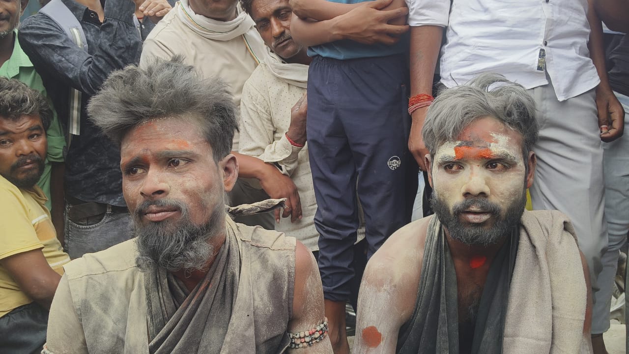 ढोंगी बाबा बनकर दुकान में की लूट की कोशिश, पकड़कर भीड़ ने जमकर की धुनाई