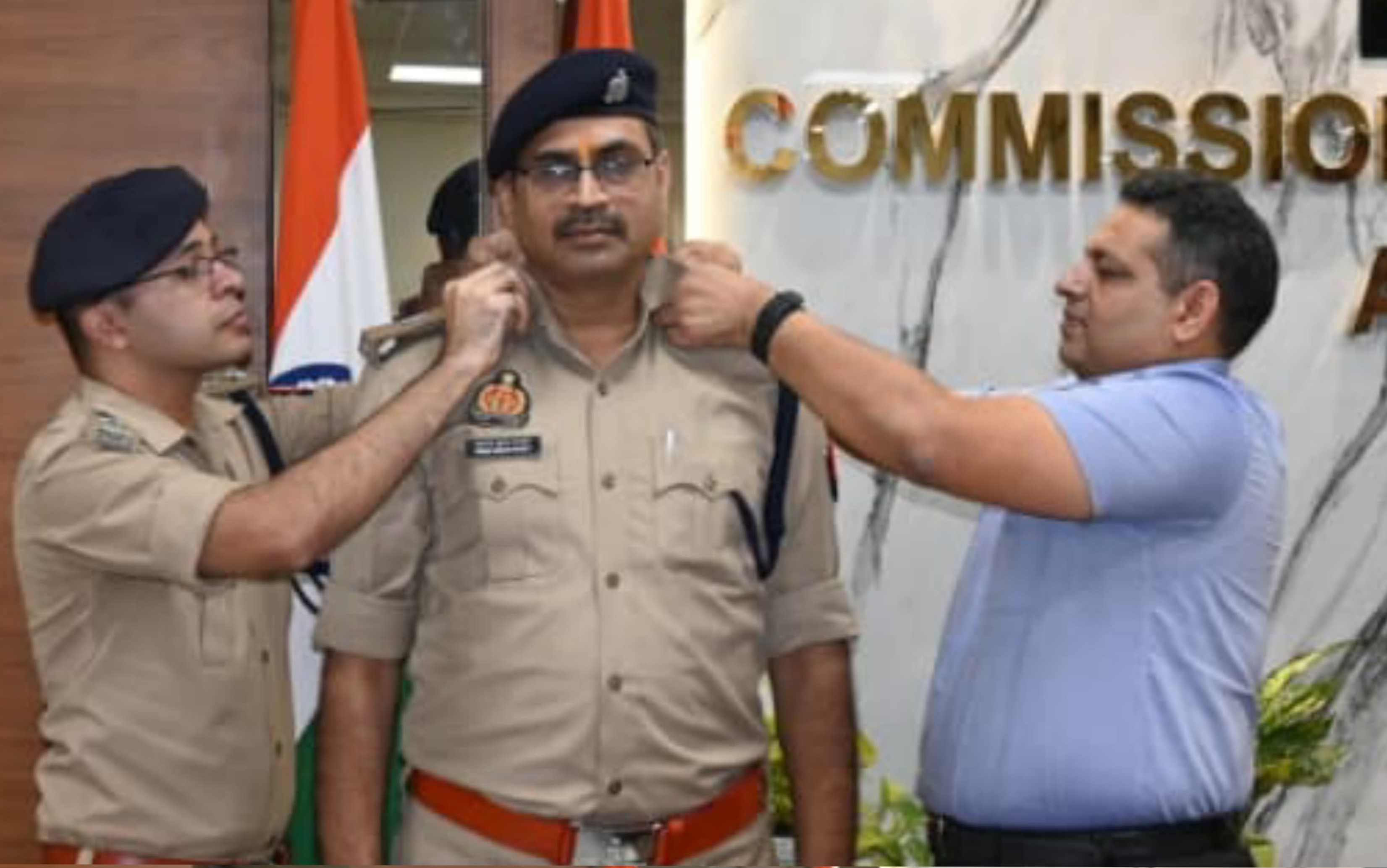 Agra News:कमिश्नरेट आगरा के एसीपी आनंद कुमार पांडे बने अपर पुलिस उपायुक्त, अशोक स्तंभ भेंट कर दी गई बधाई