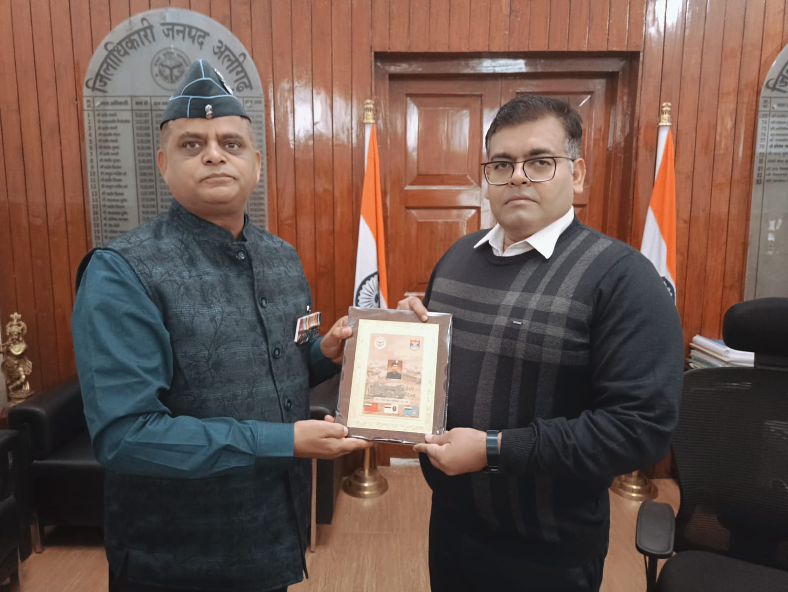 Alighar News:सशस्त्र  सेना झण्डा दिवस के अवसर पर वरिष्ठ प्रशासनिक व पुलिस अधिकारियों ने किया दान