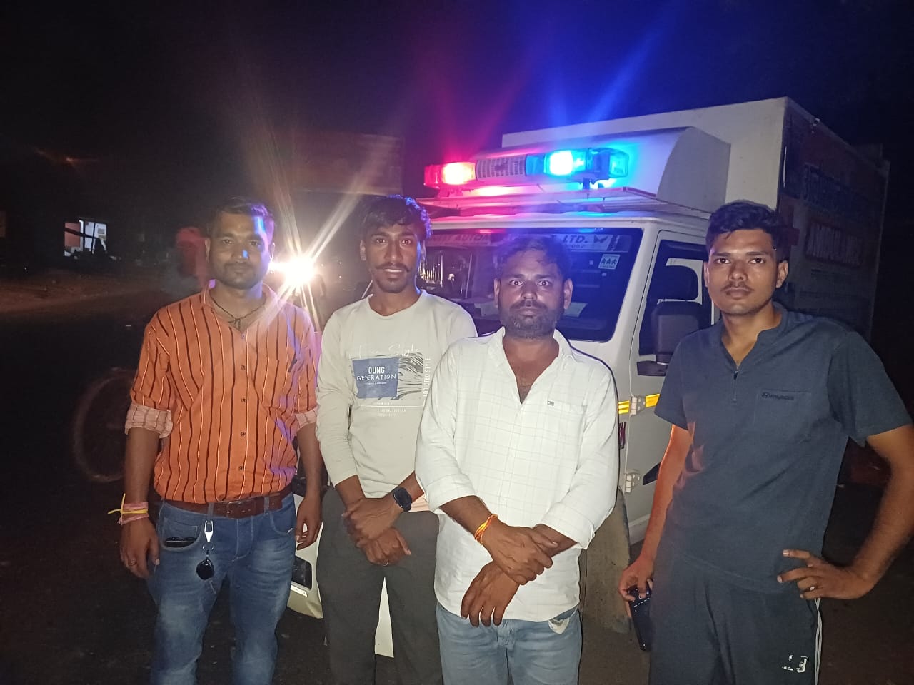 Hathras News:गौसेवकों ने घायल गोवंश पहुंचाया बरसाना