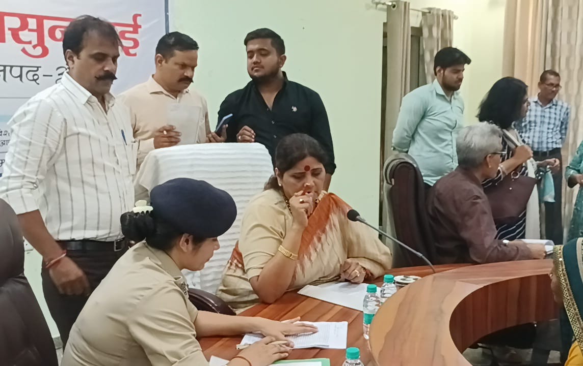 राज्य महिला आयोग अध्यक्ष डॉ. बबीता सिंह चौहान ने की जनसुनवाई