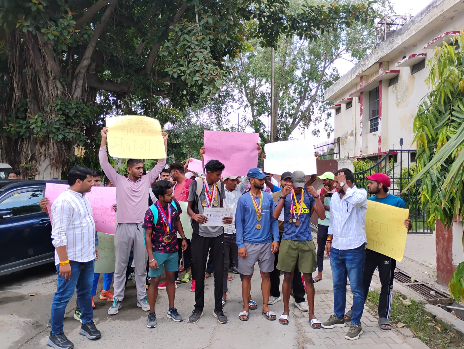 Aligarh स्टेडियम में खिलाड़ियों के साथ अभद्रता पर मचा बवाल, डीएम को लौटाने आए मेडल, कार्रवाई की मांग