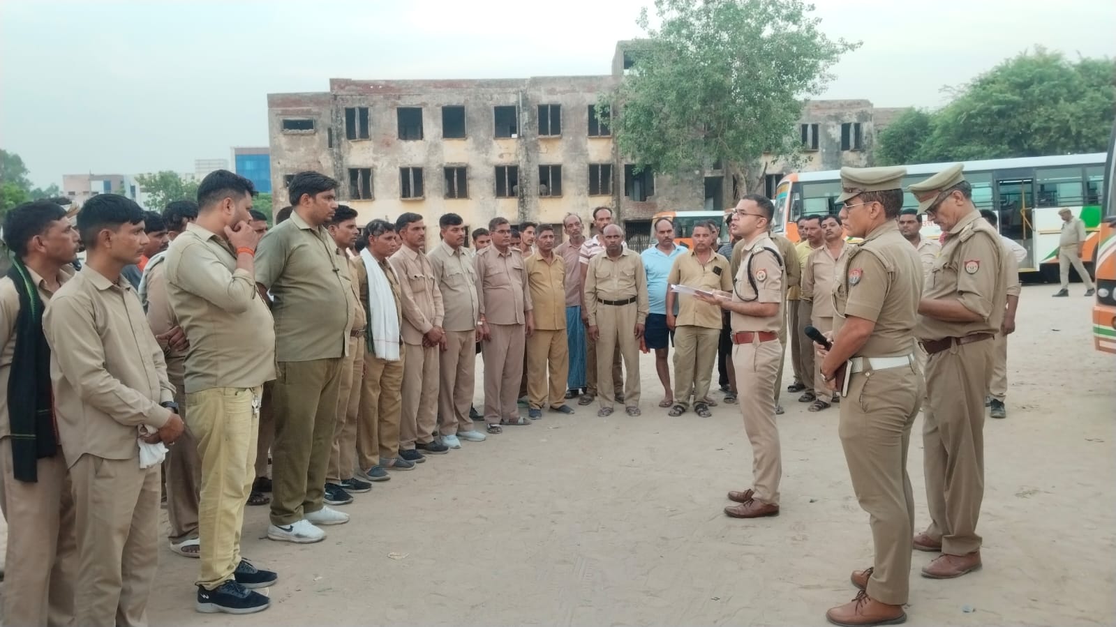 नवचयनित पुलिस अभ्यर्थियों को लखनऊ रवाना करने की तैयारी का डीसीपी ट्रैफिक ने किया निरीक्षण, 51 रोडवेज बसों से विदा हुए चयनित युवक