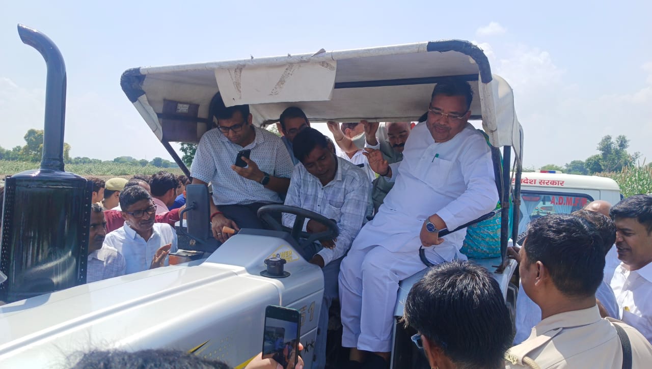 Agra News:प्रदेश के मंत्री जयवीर सिंह ने आगरा के बाढ़ प्रभावित गांवों का लिया जायजा, प्रभावितों को राहत वितरित