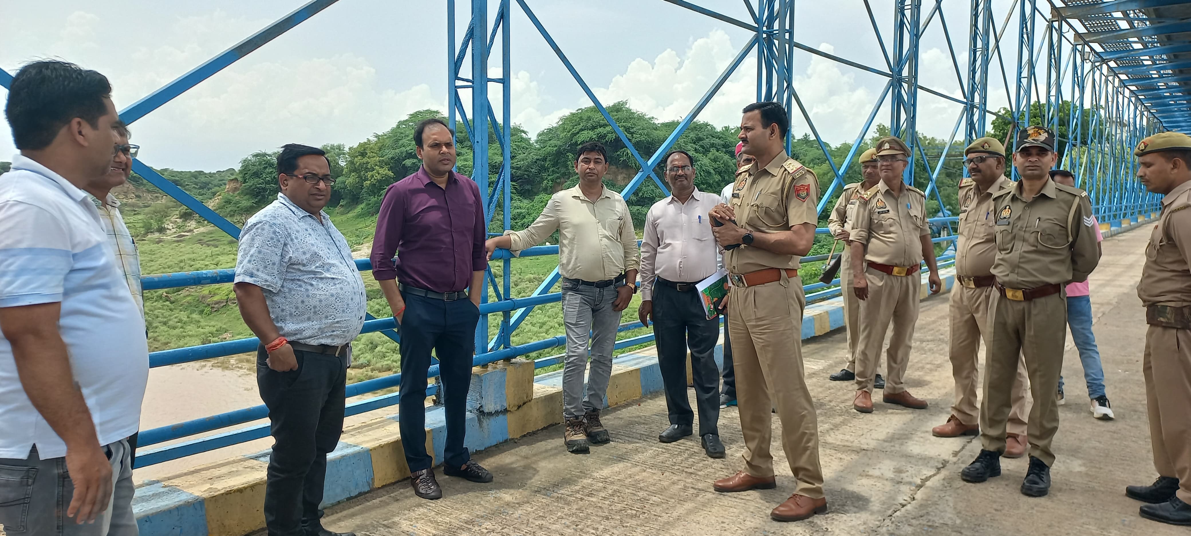 Pinahat News:एसडीएम बाह ने पिनाहट घाट चंबल नदी पर बढ़ रहे जलस्तर का लिया जायजा