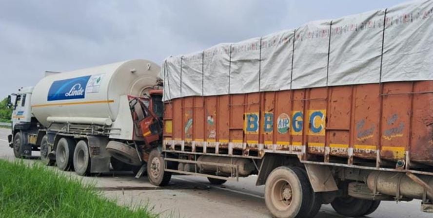 Agra News:नाइट्रोजन गैस से भरे ट्रक में कैंटर ने मारी टक्कर,यमुना एक्सप्रेसवे पर मचा हड़कंप