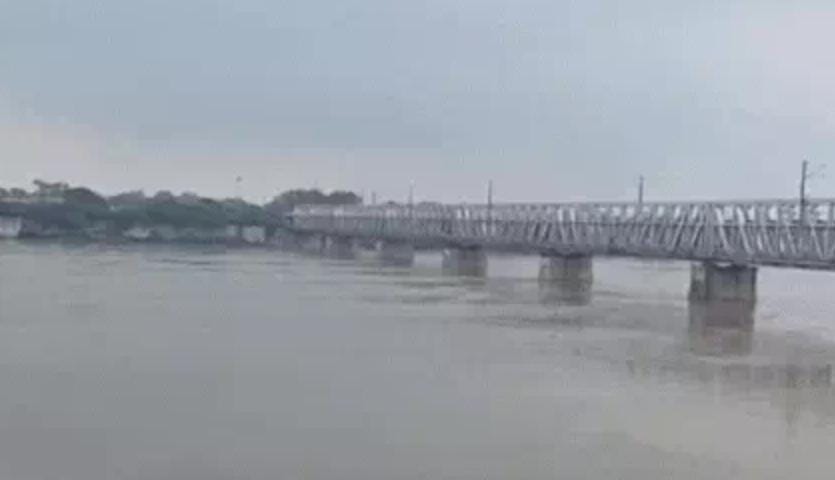 Agra News:खतरे के निशान से सिर्फ 1.5 फीट नीचे पहुंची यमुना ,गोकुल बैराज से छोड़े गए पानी ने बढ़ाई आगरा की चिंता