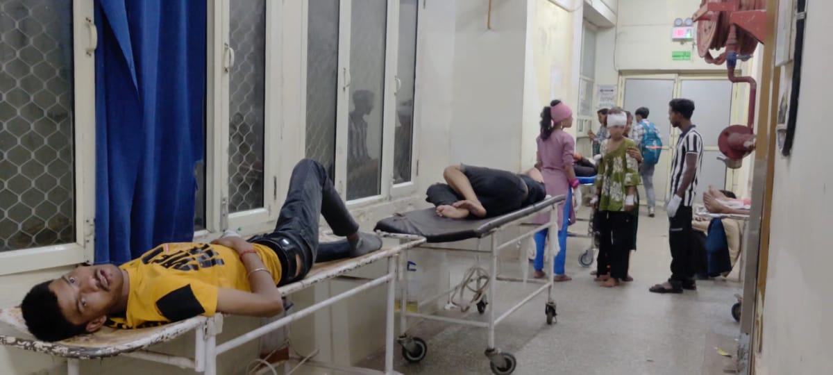 Agra News:आगरा-लखनऊ एक्सप्रेस-वे पर तेज रफ्तार डबल डेकर बस पलटी 15 यात्री घायल
