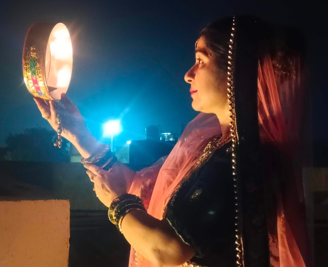 Mainpuri news:सजना है मुझे सजना के लिए, जरा उलझी लटे संभाल...