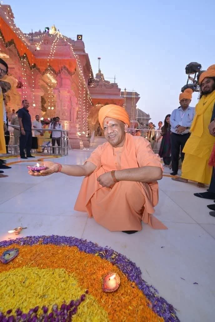 Ayodhya News:अयोध्या में आज दीपोत्सव ,सीएम योगी आदित्यनाथ ने राम मंदिर में दीप जलाए