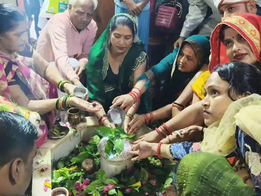 Mainpuri News:सावन के प्रथम सोमवार को मंदिरों में उमड़ा भक्तों का सैलाब