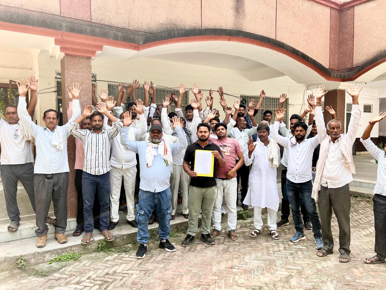 Hathras News:राशन डीलर पर घटतौली का आरोप, ग्रामीणों ने तहसील परिसर में किया प्रदर्शन