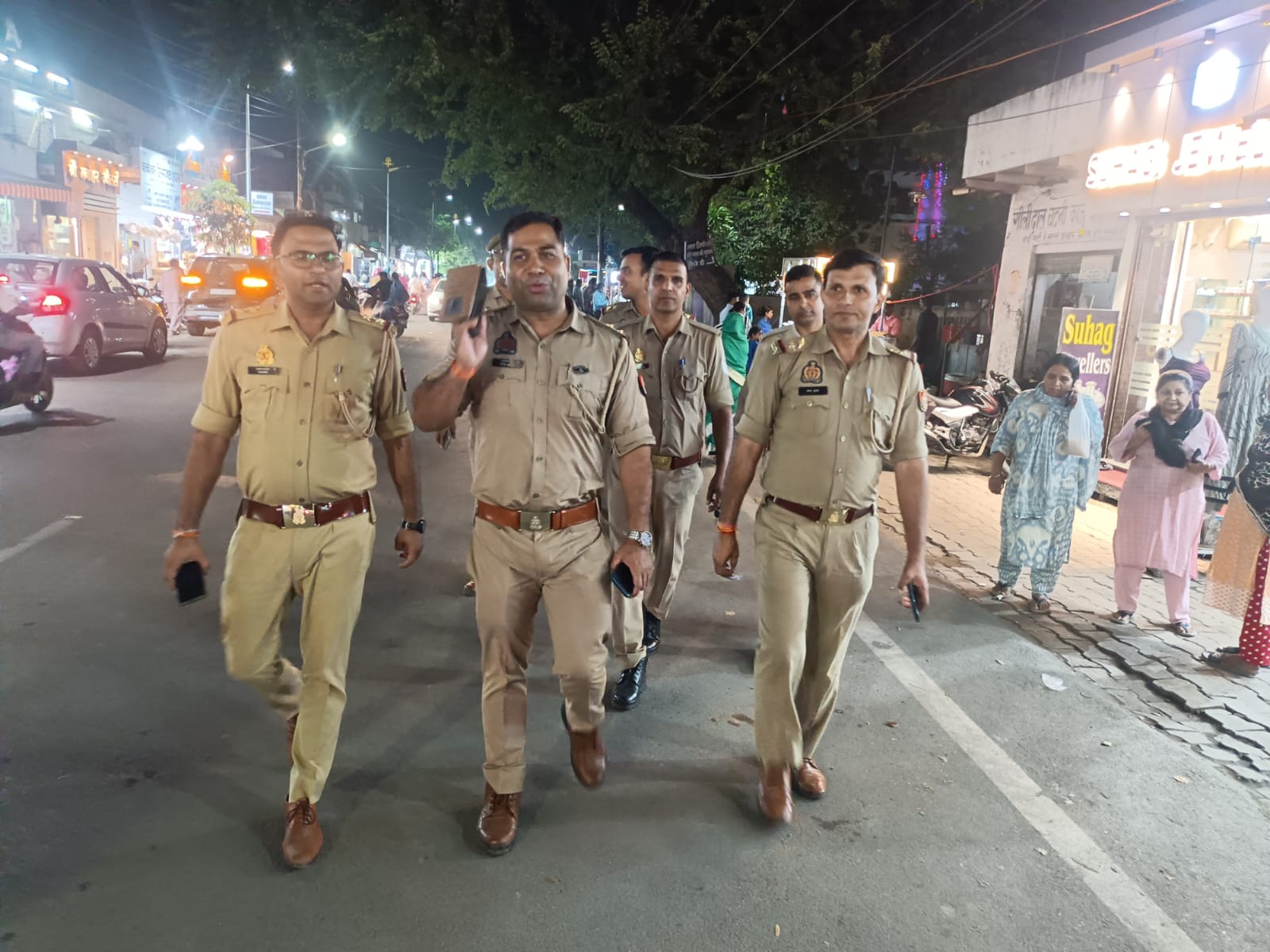 Agra News:खुले में शराब पीने वालों पर कमला नगर पुलिस का चाबुक
