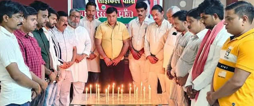 गुरसहायगंज-सपाईयों ने कैण्डिल जलाकर पहलगाम मृतकों को दी श्रद्धांजलि 
