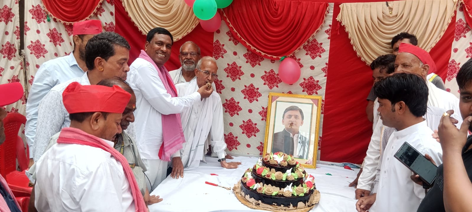 Hathras सपा सुप्रीमो के जन्मदिन पर सपाईयों ने काटा केक