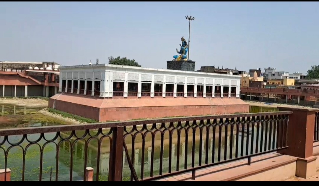 अलीगढ़ - सरकार को चुनौती दे रहे अधिकारी, करोड़ो रुपए से बना अचल सरोवर पानी बिन सूना, मर रहे जीव जंतु