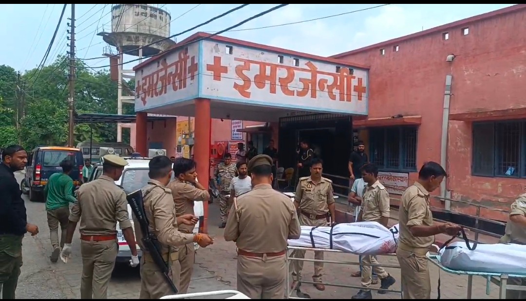 अलीगढ:- फिरोजाबाद से अलीगढ होते हुए बुलंदशहर जा रही पुलिस की सरकारी जीप खड़े केंटर में पीछे से जा घुसी 