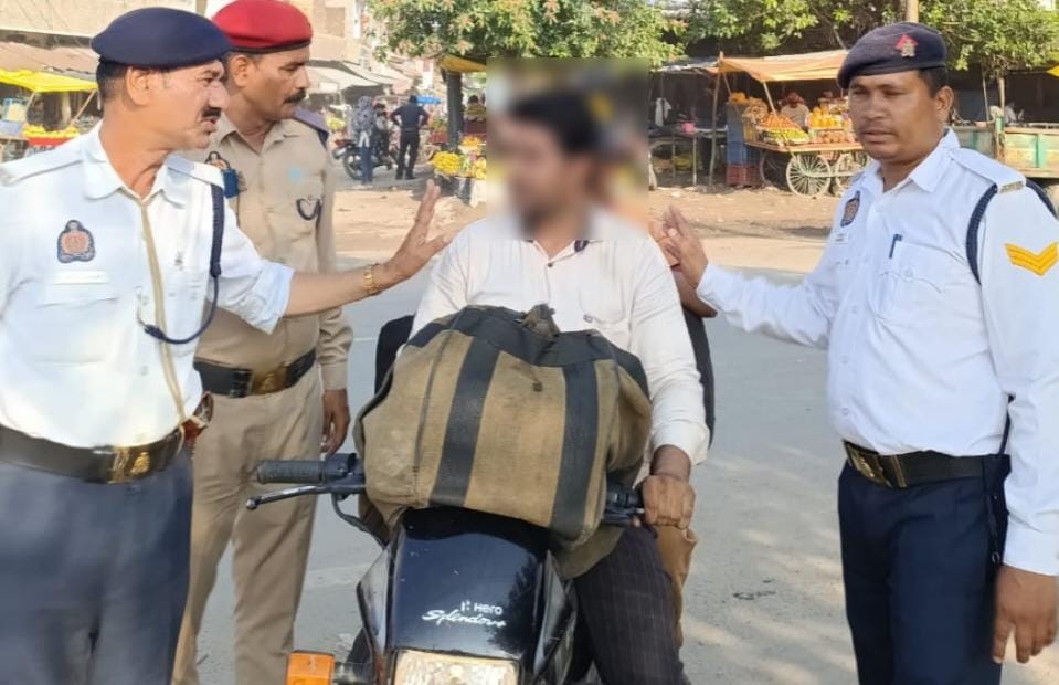 Hathras यातायात पुलिस ने सड़क सुरक्षा अभियान के तहत चलाया चेकिंग अभियान किये 250 चालान 