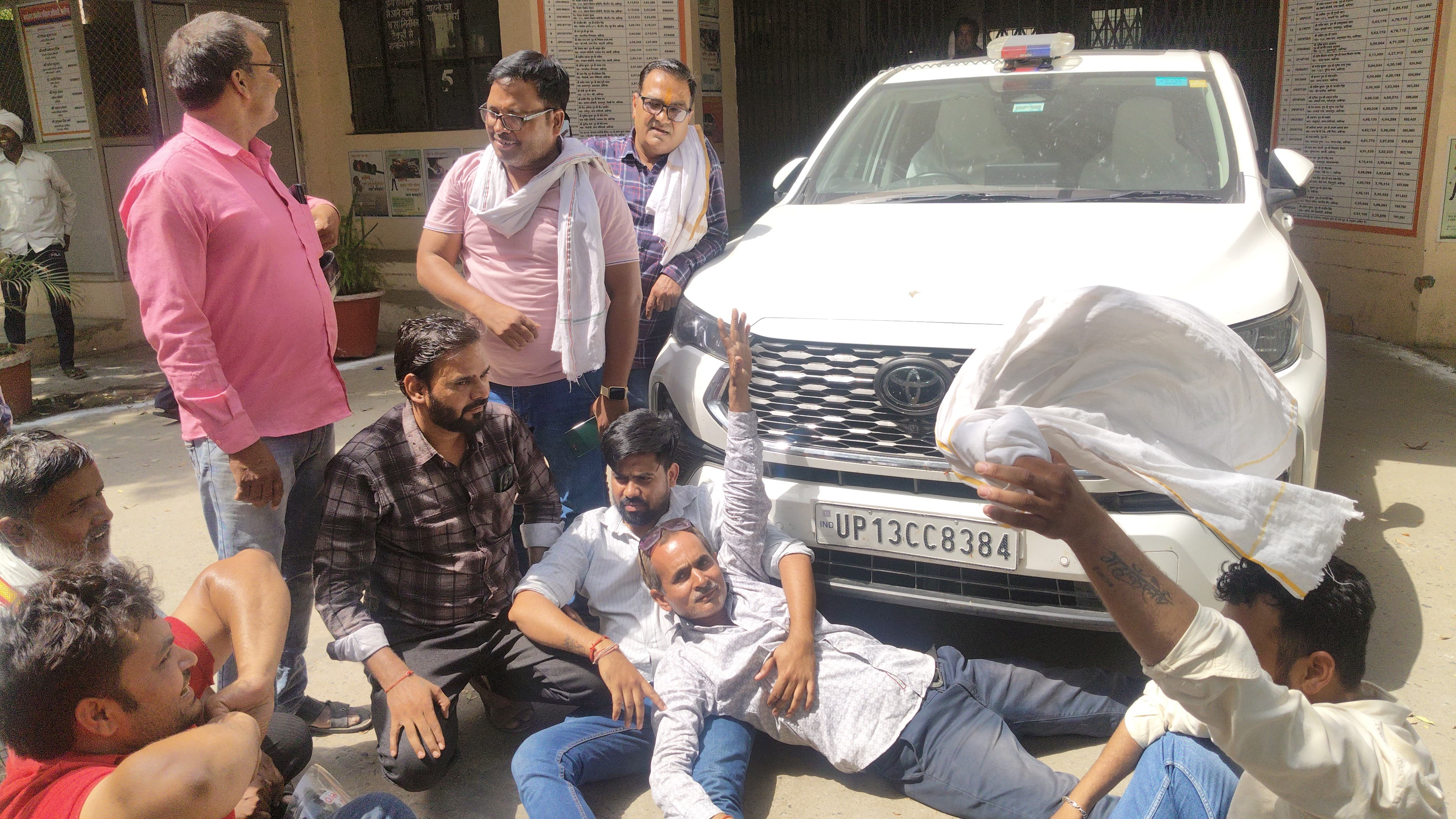  अलीगढ़-ट्रक यूनियन पदाधिकारियों ने अधिकारियों की गाड़ी के आगे जमीन पर लेटकर की कार्यवाही की मांग