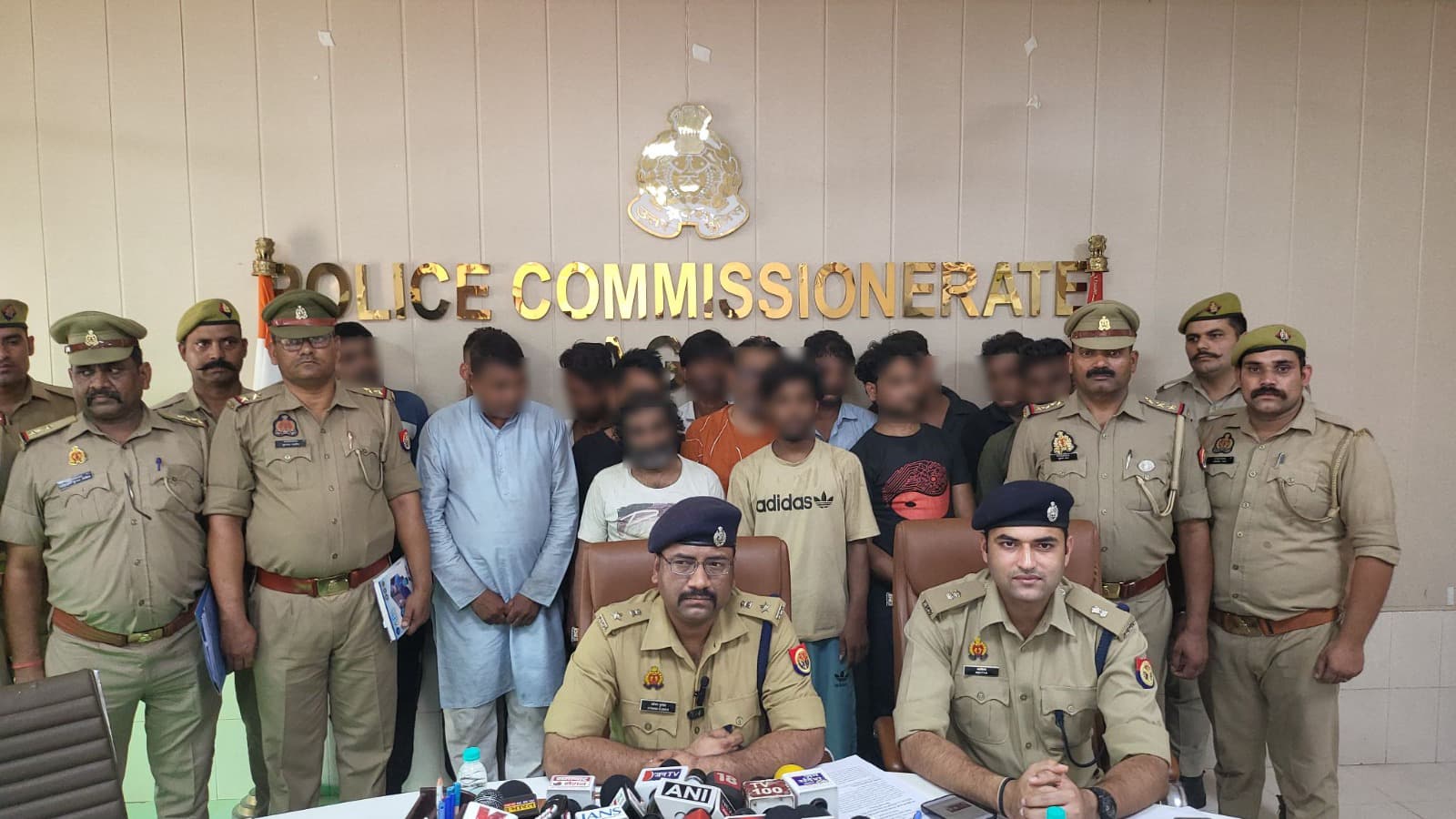 आगरा-सट्टे की खाईबाज़ी में लिप्त 14 सटोरिये गिरफ्तार, नकदी, मोबाइल व सट्टा पर्चियां बरामद
