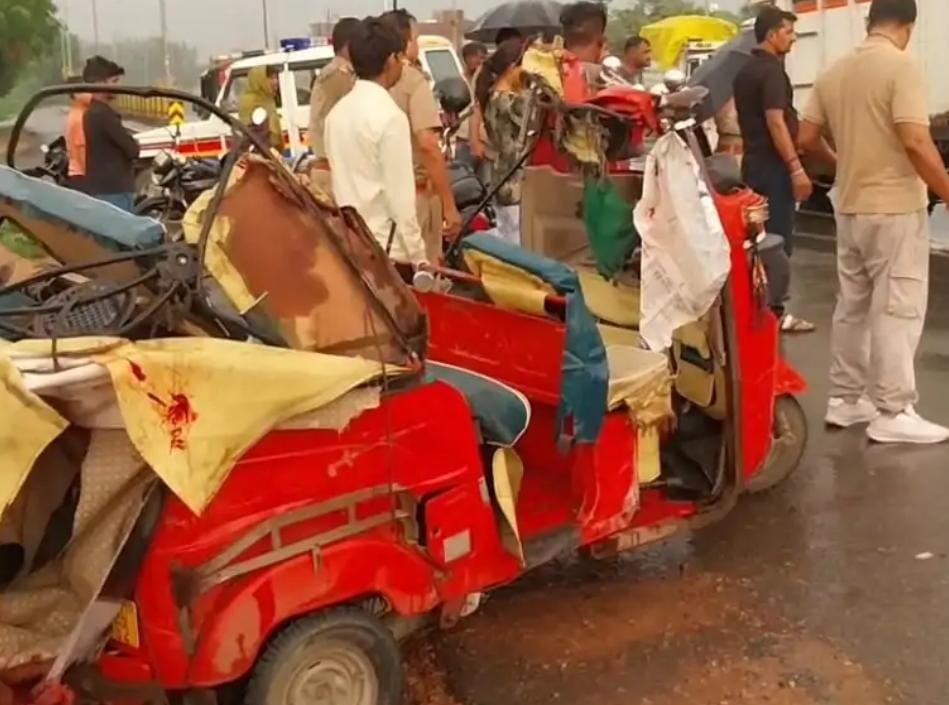 Agra News:आगरा-फिरोजाबाद हाईवे पर भीषण सड़क हादसा, सास-बहू और मासूम की मौत, दो गंभीर घायल