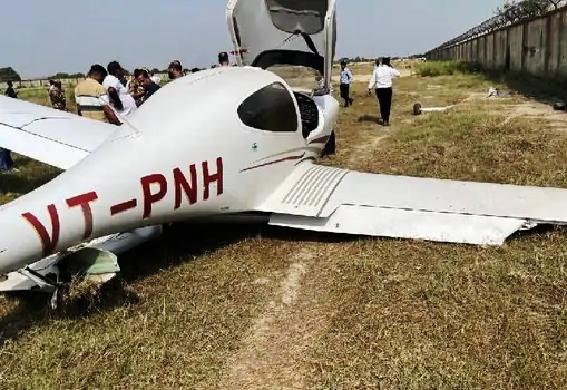अलीगढ़-ट्रेनिंग के दौरान एयरपोर्ट की दीवार से टकराया प्लेन