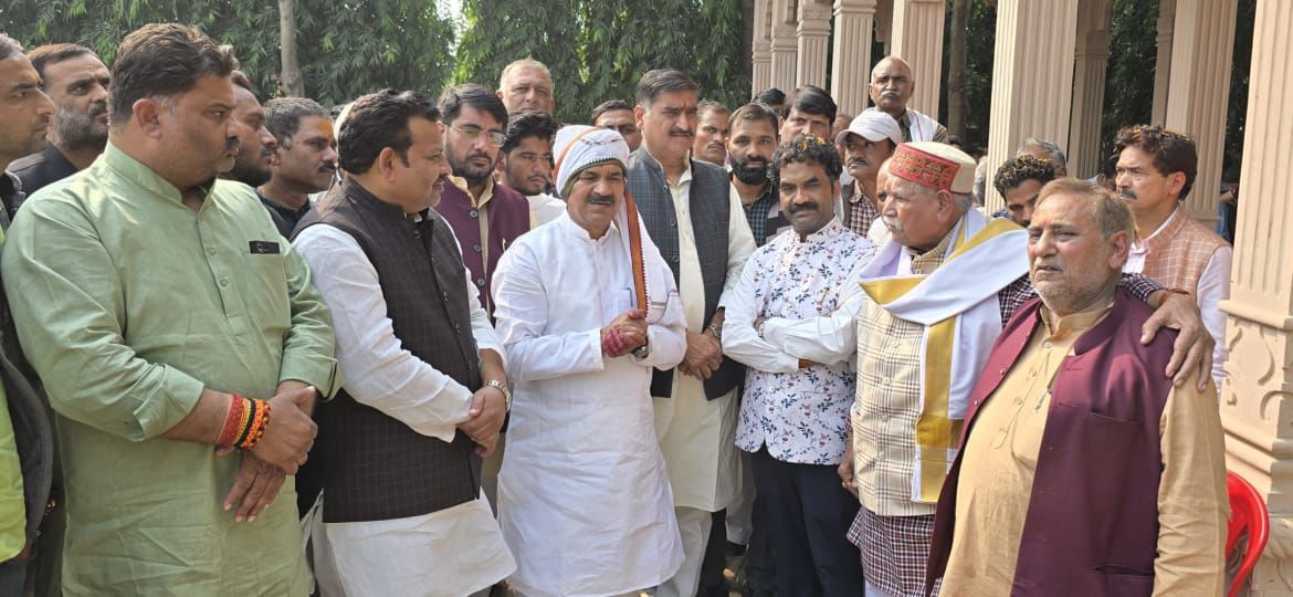 Hathras News:पूर्व मंत्री रामवीर उपाध्याय के पिता रामचरण उपाध्याय के अंतिम संस्कार में उमड़ा जनसैलाब