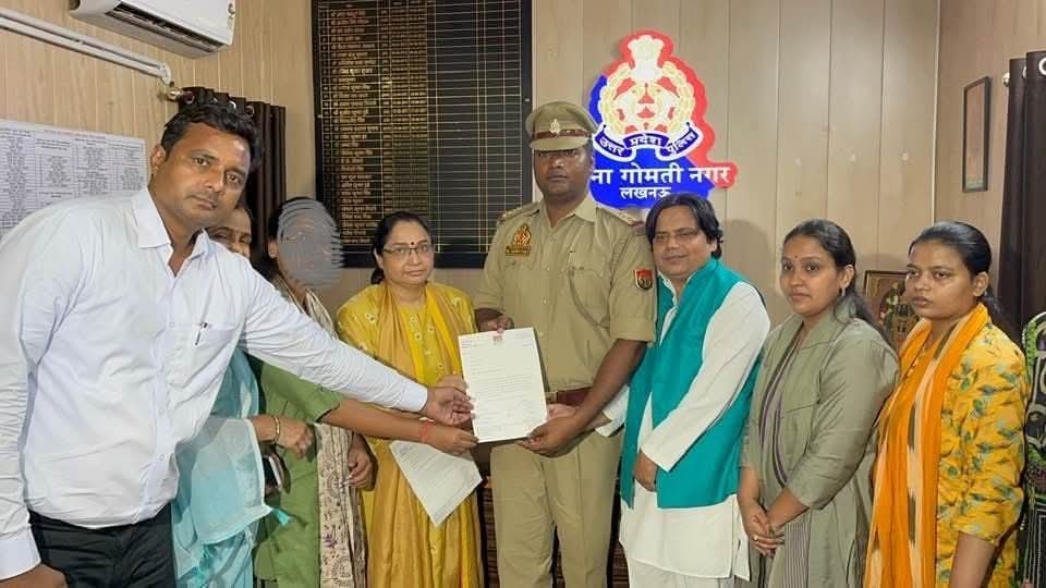 Lucknow News:भाजपा नेता की टिप्पणी पर समाजवादी महिला सभा का विरोध, डिंपल यादव के समर्थन में दी तहरीर