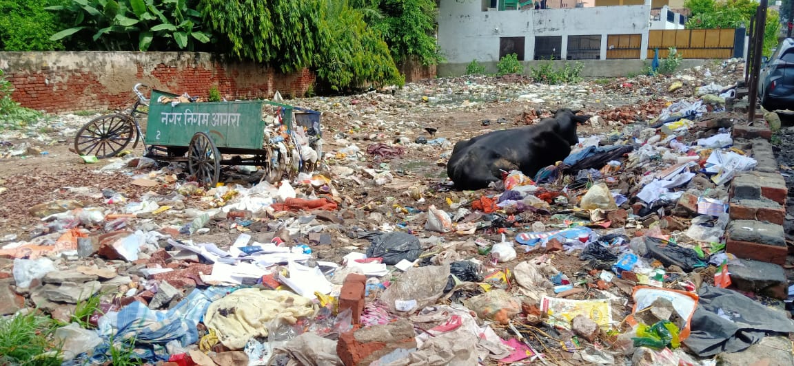 Agra News:मानसून में नगर निगम फेल: खंदारी की गलियों में गंदगी का सैलाब, लोगों की सांसें भी दूभर
