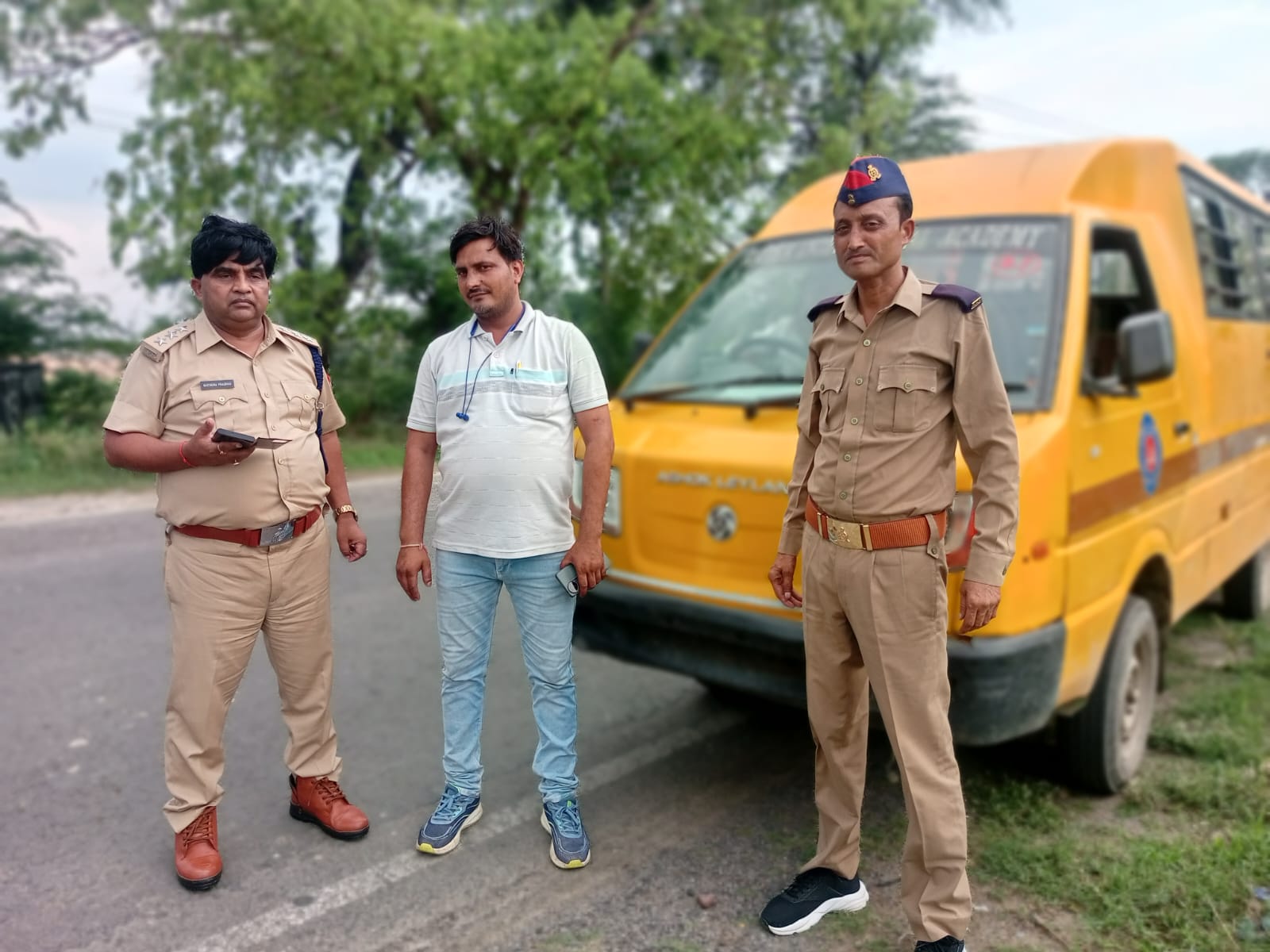 Aligarh स्कूली बच्चों की सुरक्षा स्कूली वाहनों की सघन जांच जारी  31 स्कूली वाहनों के हुए चालान और 12 वाहन हुए निरुद्ध