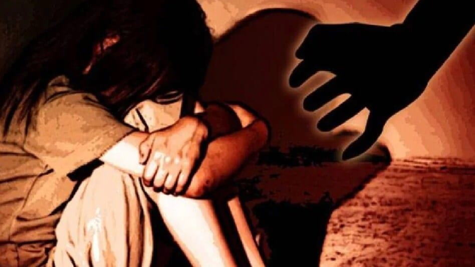 Agra News:सड़क पर नाबालिग के साथ बदतमीजी और तेजाब डालने की धमकी