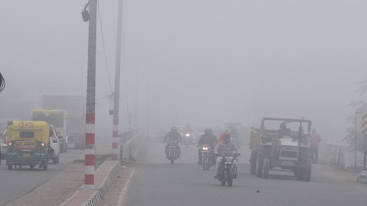 Mainpuri News:मैनपुरी में सड़को पर छाया रहा घना कोहरा 10 बजे के बाद निकली धूप, ठंडी हवाओं से लुढ़का तापमान