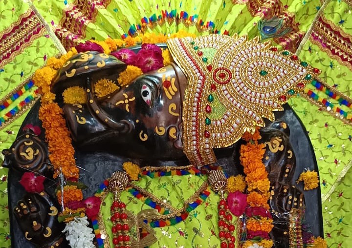 Hathras News:श्री दाऊजी मन्दिर जीर्णोद्धार में चेयरमैन डाल रहे बाधा