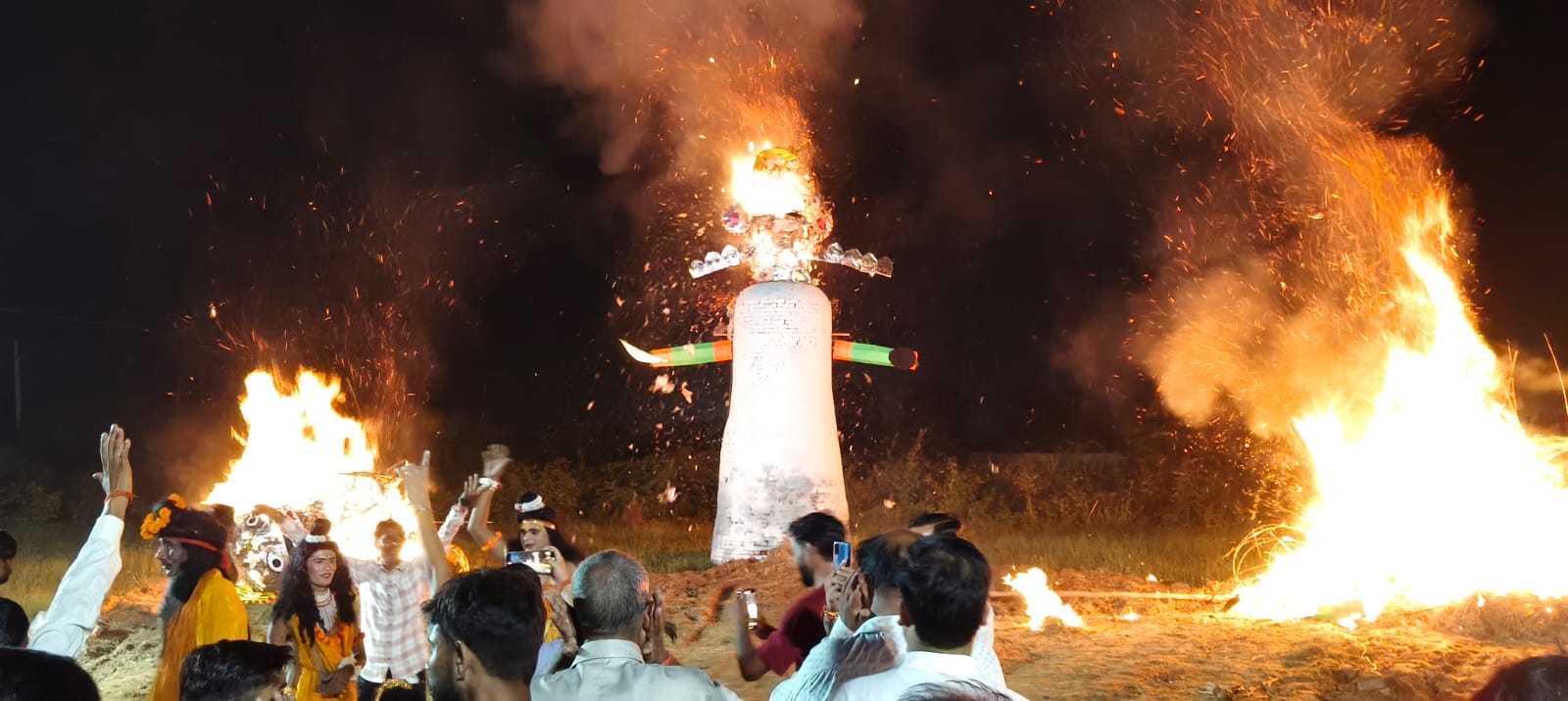Mainpuri News:कुरावली में अहंकारी रावण के पुतले का किया दहन