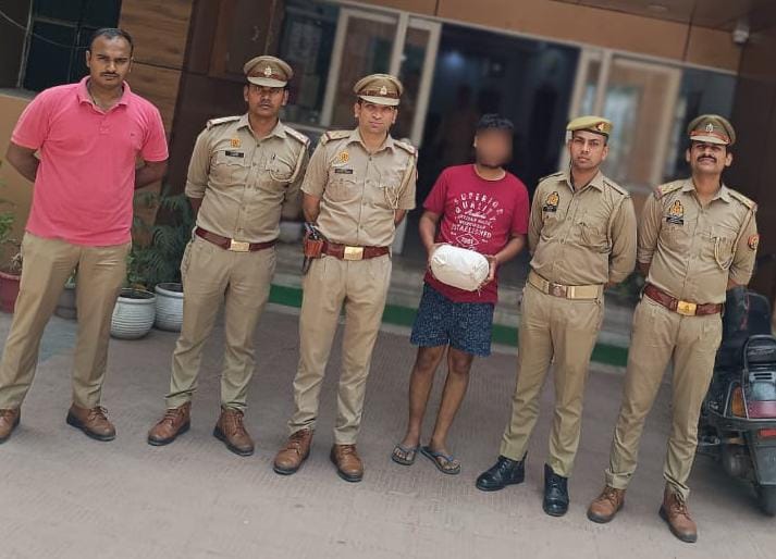 आगरा-पालीवाल पार्क में गांजा बेचते पकड़ा गया तस्कर, एक्टिवा से करता था डिलीवरी, 1 किलो 350 ग्राम मादक पदार्थ बरामद
