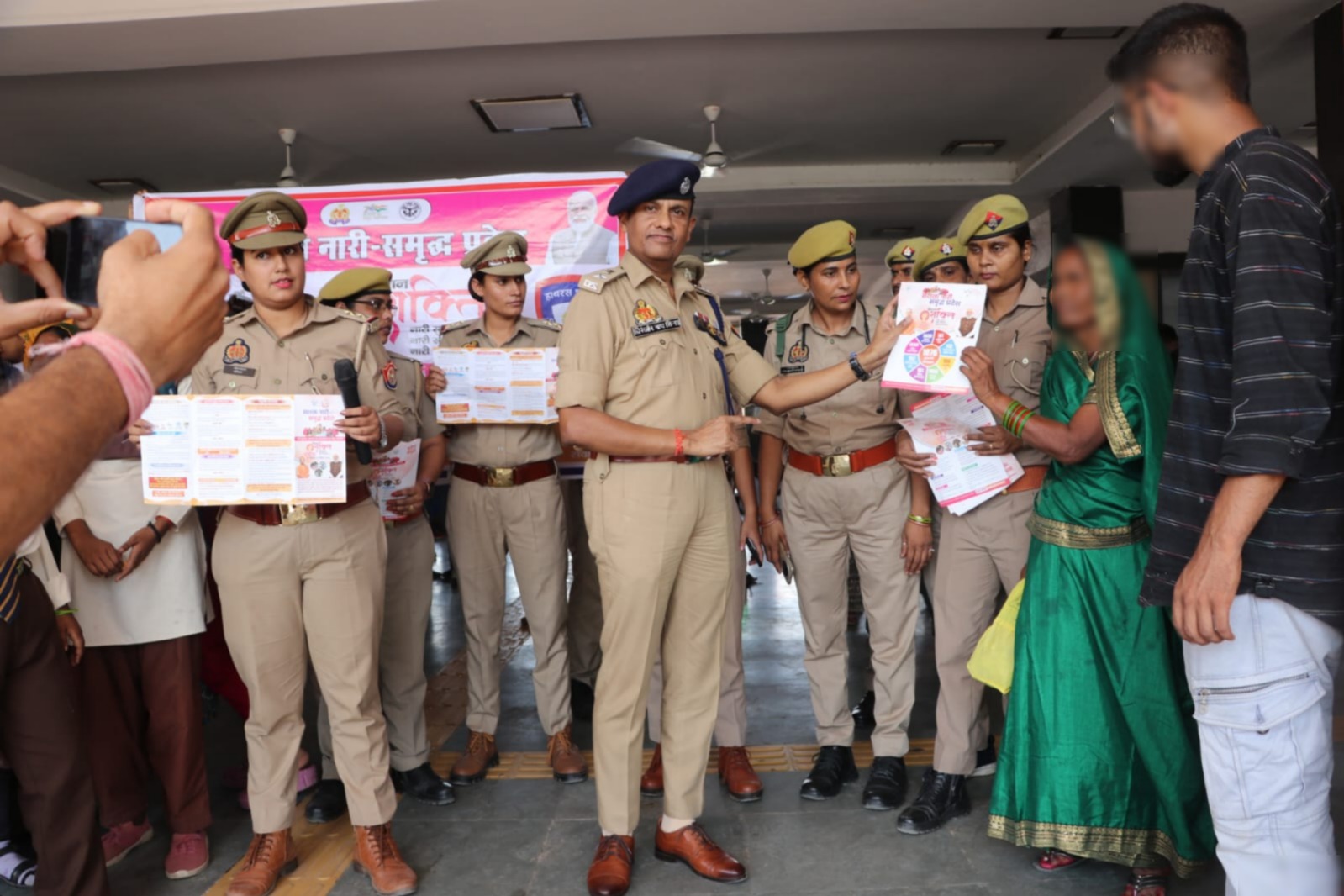 Hathras News:रेलवे स्टेशन पर मिशन शक्ति अभियान के तहत महिलाओं को किया जागरूक