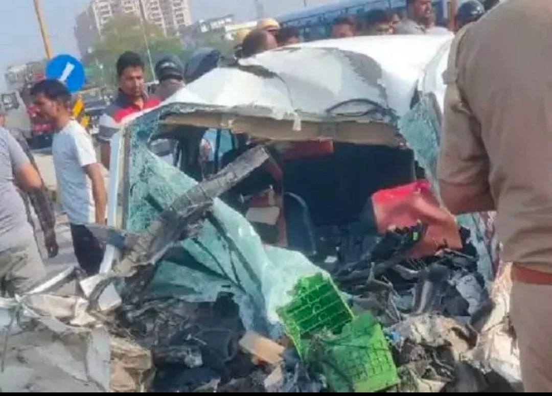  कानपुर- जीटी रोड पर हुए हादसे में बस एवं कार के बीच हुई आमने-सामने की टक्कर, दो महिला टीचर समेत तीन लोगों की मौत